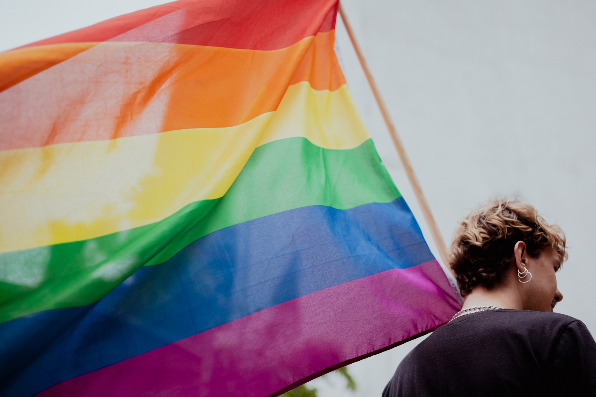 Welkom bij de Regenboog Alliantie Gouda persoon met regenboogvlag Regenboog Alliantie Gouda