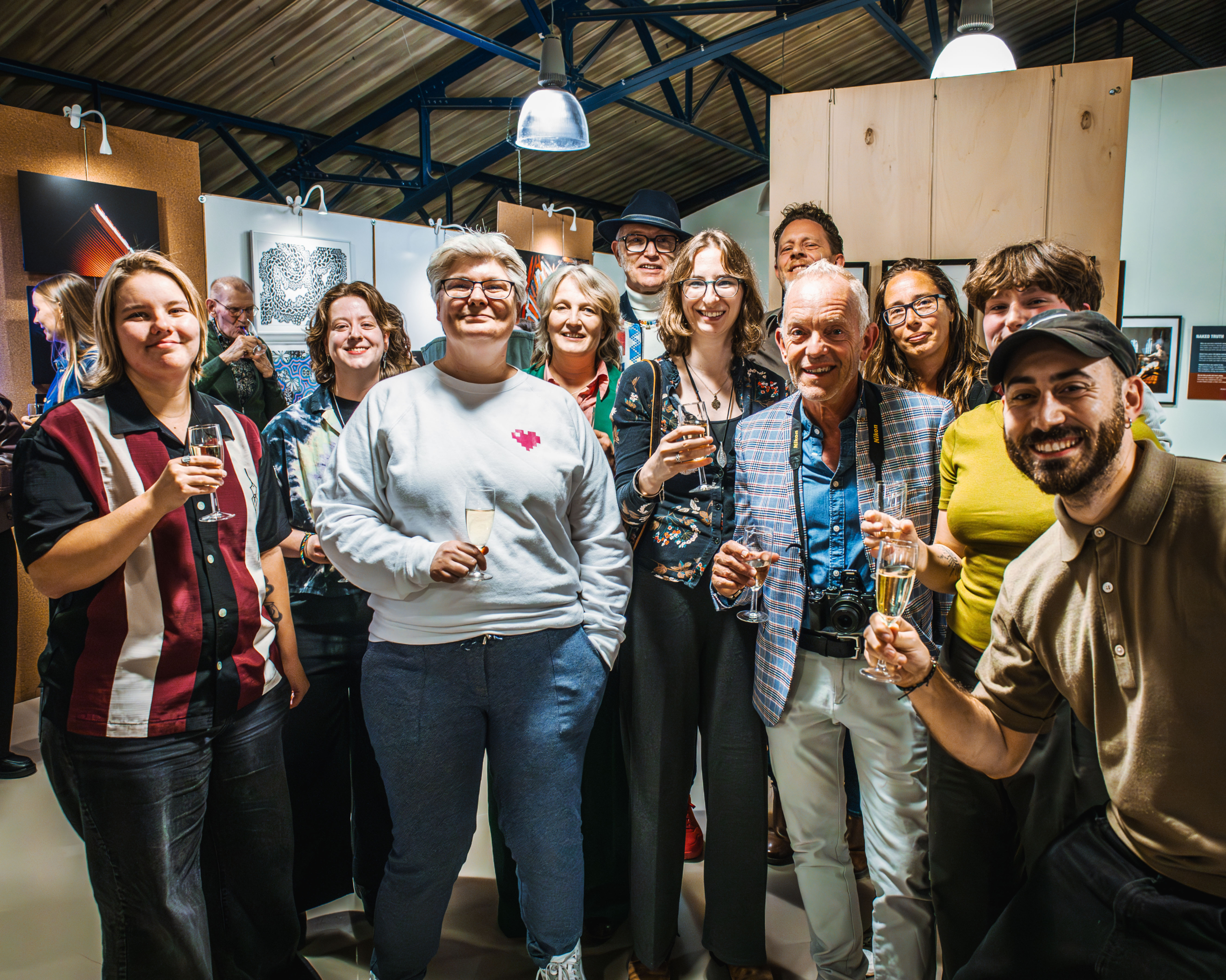 Een groepsfoto met alle aanwezige kunstenaars, voorzitter Heike Brandes en Stadsdichter Chris Bellekom