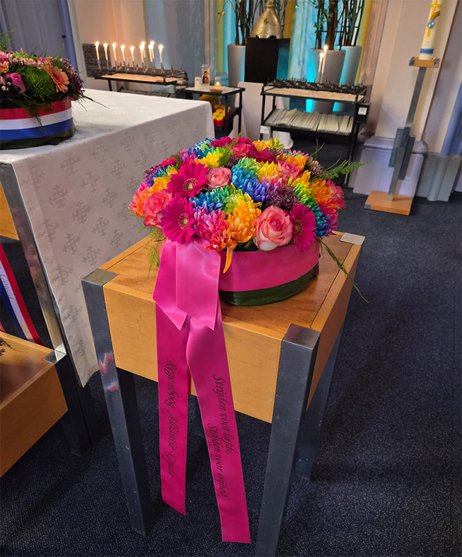 Een kleurrijke krans namens de Regenboog Alliantie Gouda 4-mei-herdenking kleurrijke krans