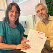 Zienswijze op Samenlevingsakkoord Gouda en Samenwerkingsafspraken wordt door Mart van de Kamp aangeboden aan Linda Verschut, fractievoorzitter Leefbaar Gouda
